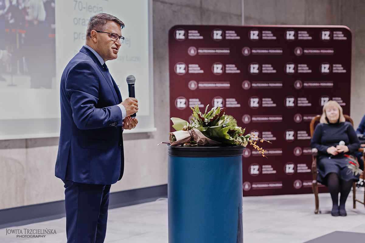 Prof. dr hab. inż. Teofil Jesionowski, Rektor PP, składa życzenia Jubilatce