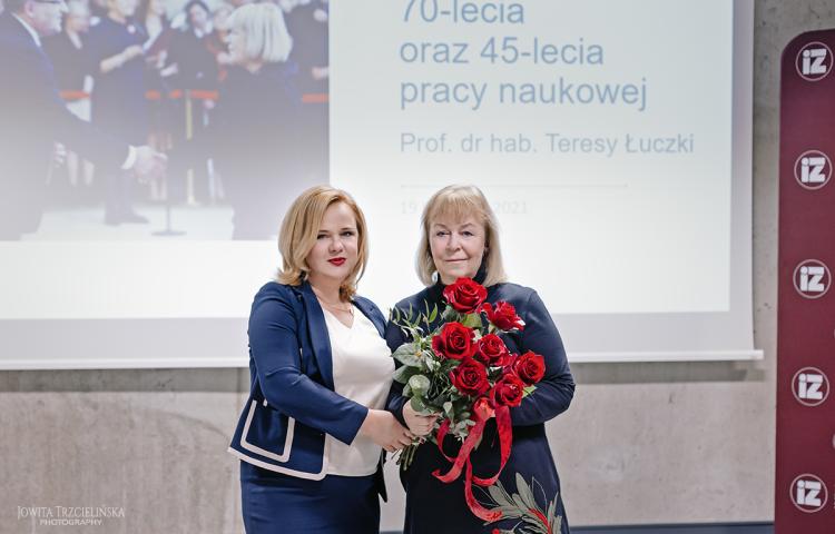 Dr hab. Hanna Włodarkiewicz-Klimek, prof. PP, Dziekan Wydziału Inżynierii Zarządzania PP składa życzenia Jubilatce – prof. dr hab. Teresie Łuczce